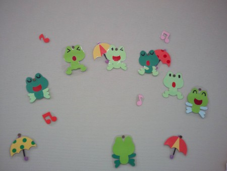 カエルの合唱。低学年図書室の壁面です。
