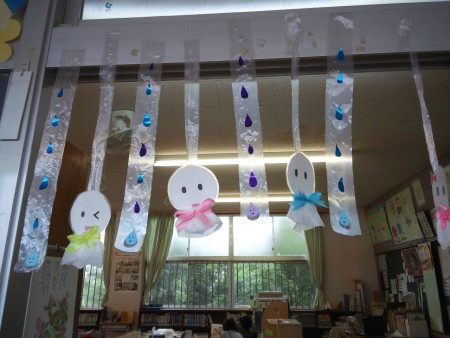 梅雨らしく、てるてる坊主のおでむかえ。高学年図書室