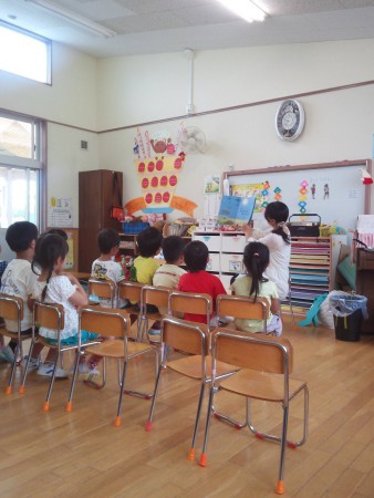 松本幼稚園での読み聞かせ